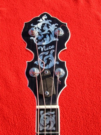 Ebenholz Kopfplatte mit gravierten Perlmutt-Einlagen, Weißes Binding