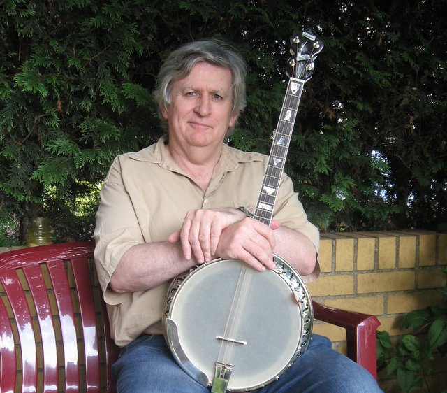 Mr.Eugene O\'Brien mit seinem neuen Instrument